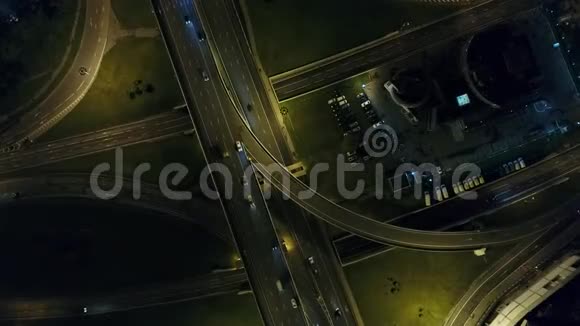 一个现代化的立交桥路口在一个巨大的巨波里视频的预览图