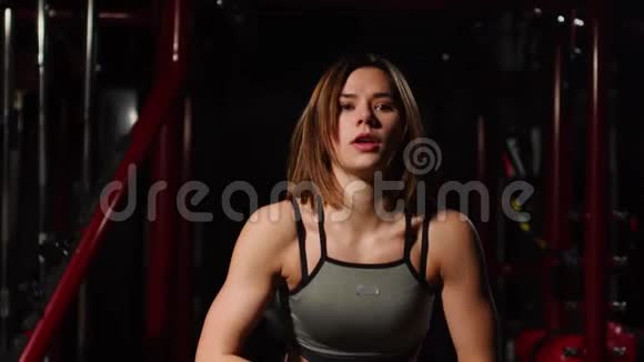 健身台阶训练健美操运动概念运动女教练在室内与踏步机做有氧运动视频的预览图