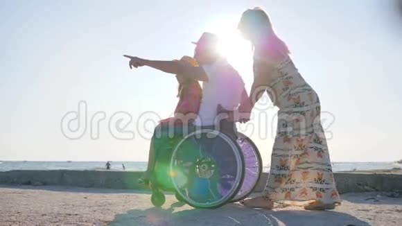 家庭休息快乐孕妇带小女孩和残疾人背光视频的预览图