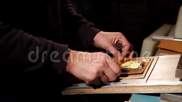 皮革大师正在使用手压机视频的预览图