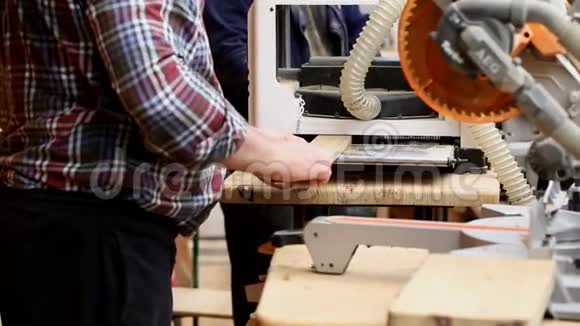 木工工匠配备大量现代专业电动工具使用测厚机和视频的预览图