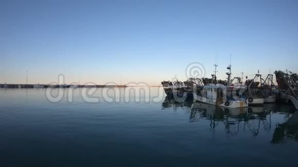 终点渔船圣贝内代托德尔特隆托港意大利视频的预览图