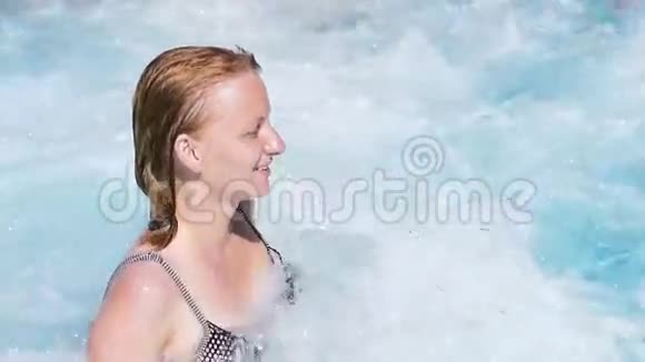 泳池里的女人视频的预览图