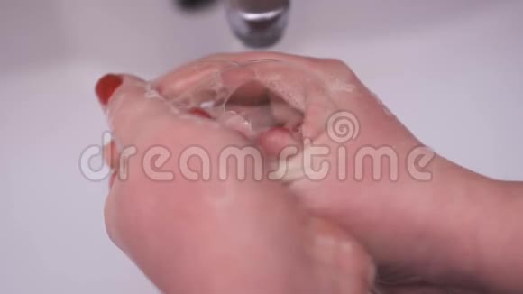 女人洗手女孩清洁手视频的预览图