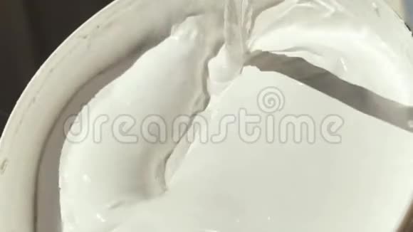 墙面油漆桶白水底漆视频的预览图