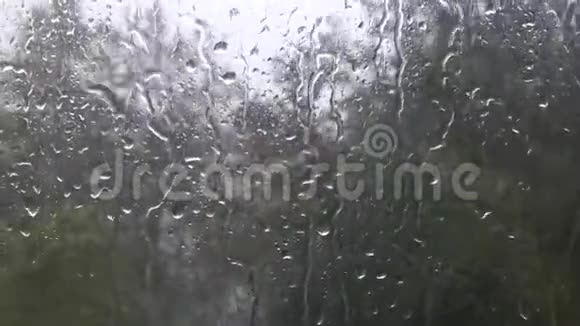 窗户上下了很多雨雨天湿玻璃视频的预览图