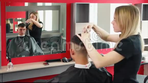 造型师把男人的发型现代化女人把她的头发扎成一团视频的预览图