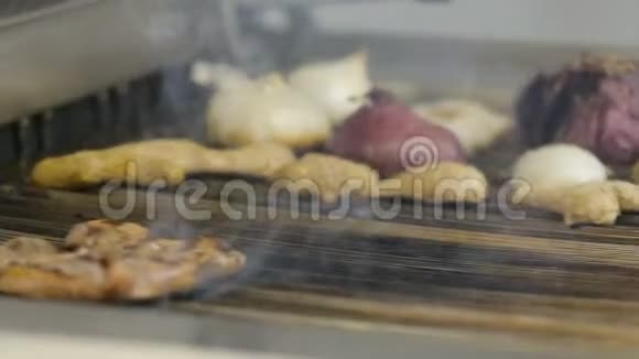 有选择的焦点女人手拿不锈钢热食夹钳煎肉和蔬菜食品上烧烤视频的预览图