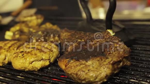 烤架上烧烤不健康的脂肪烤肉胆固醇肥胖问题视频的预览图