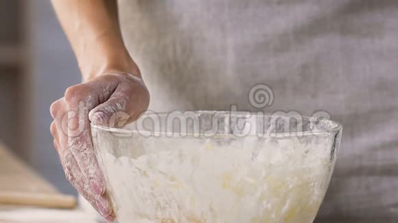 妇女添加配料揉面团烘焙新鲜面包慢动作视频的预览图