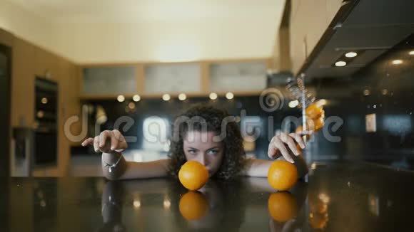 伤心的女孩在桌子上玩橘子视频的预览图