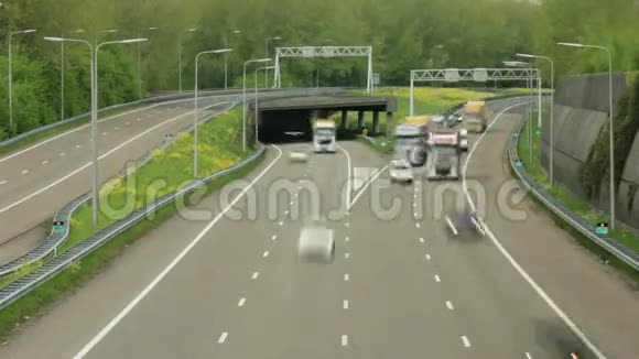 穿过高速公路视频的预览图