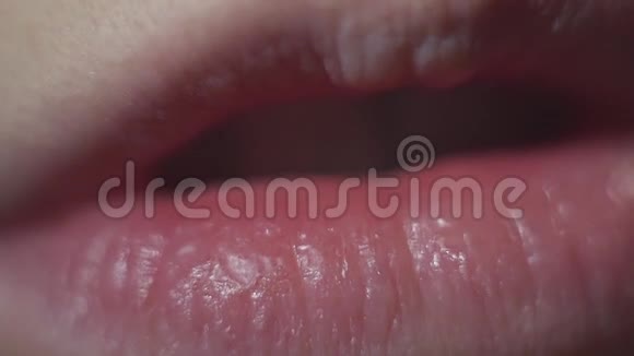 女人用白色唇膏贴在嘴唇上视频的预览图