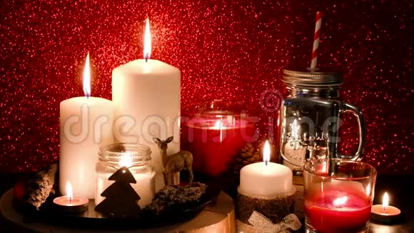 圣诞节和新年装饰模糊的博克假日背景红色的蜡烛在旁边闪烁梅森贾坎蒂凯斯视频的预览图