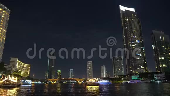 晚上河岸上的办公楼大都市商业中心视频的预览图