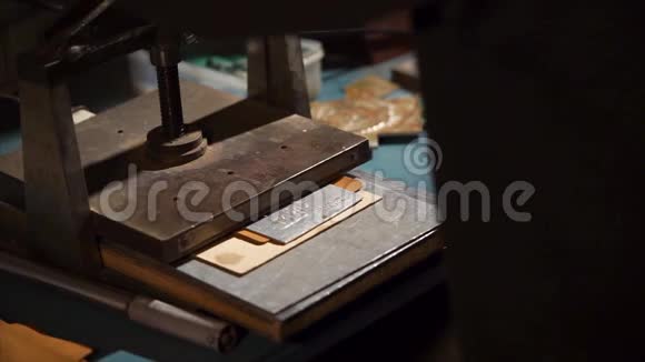 工匠从皮革上移除金属形式视频的预览图