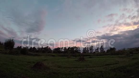 傍晚时分云彩在田野上空移动视频的预览图