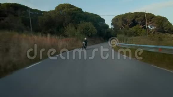 年轻的女摩托车司机骑自行车视频的预览图