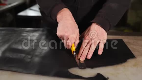 熟练的皮革师傅切割一些样品视频的预览图