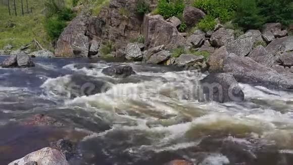 山河溪在科省境内小瀑布视频的预览图