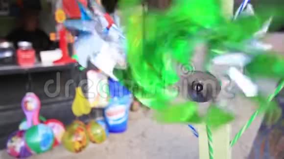 明亮的平轮玩具彩色风车玩具视频的预览图