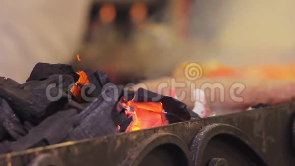 街头美食节在火盆里燃烧的煤阴燃传统美食烧烤视频的预览图