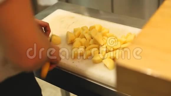 厨师切土豆视频的预览图