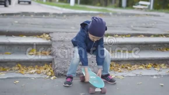 女孩骑滑板慢动作视频的预览图