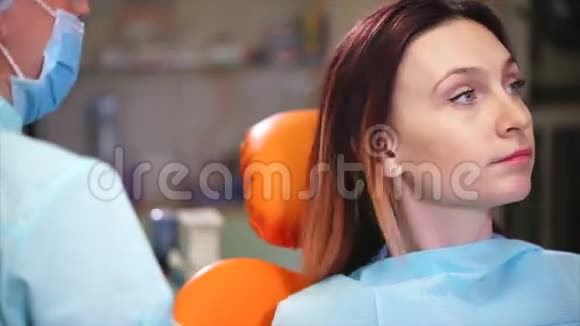 牙医在病人检查后给予咨询视频的预览图