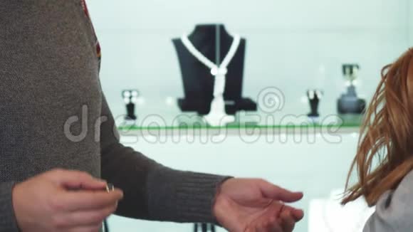 一个戴着钻石戒指的男人在他女朋友的手指上视频的预览图