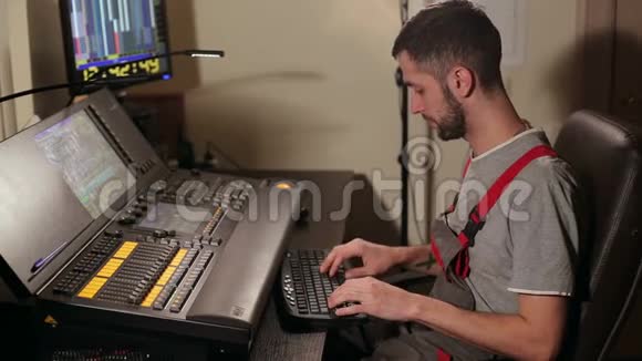 在录音室里用键盘工作的人视频的预览图