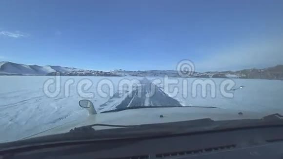 汽车沿着冰路行驶视频的预览图