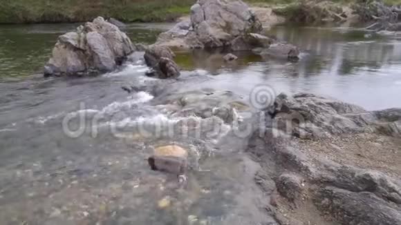 山河溪在科省境内小瀑布视频的预览图