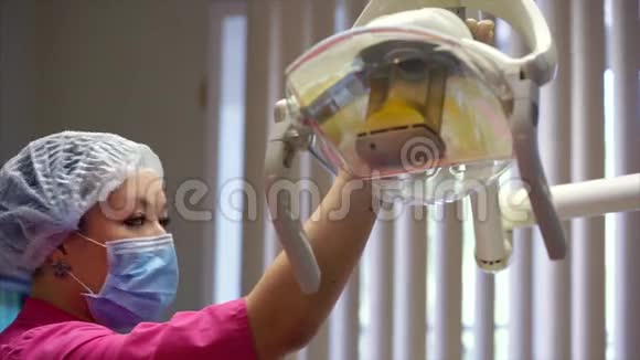 戴防护面罩的女医务人员视频的预览图