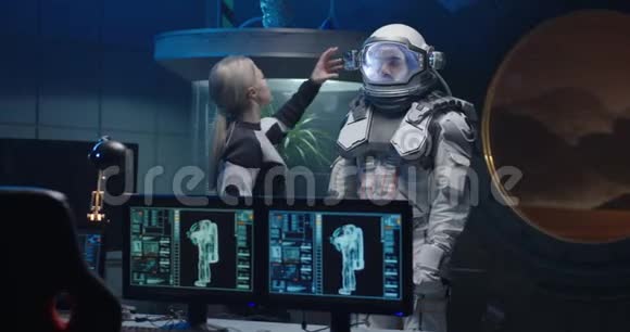 女宇航员帮助男人穿宇航服视频的预览图