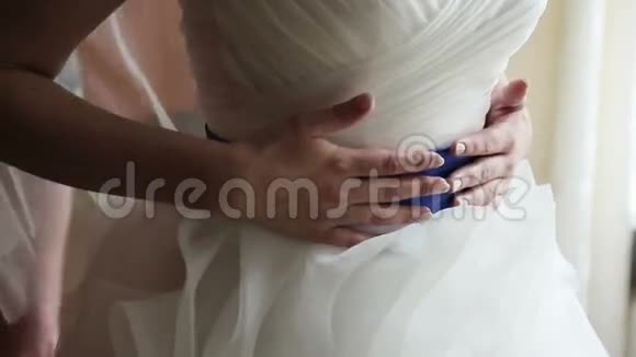 新娘系蓝色腰带视频的预览图
