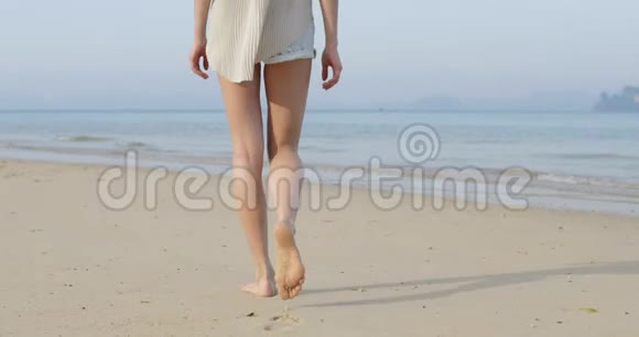 在海滩上散步的女人少女后景视频的预览图