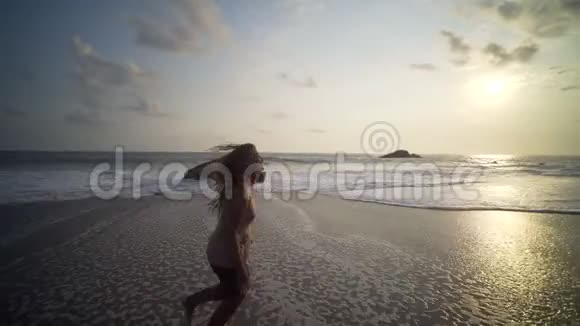在沙滩上奔跑的女人视频的预览图