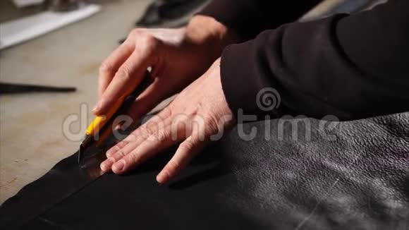 皮革工人正在用刀子切割皮革视频的预览图