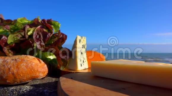 不同种类诺曼底奶酪的静物视频的预览图
