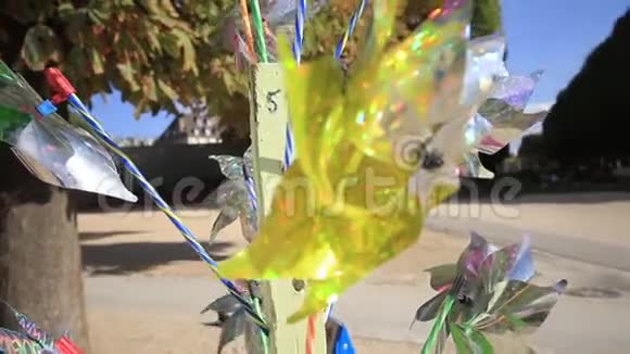 明亮的平轮玩具彩色风车玩具视频的预览图