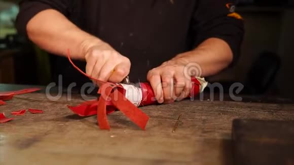 人类正在用一把刀和一件皮革制品视频的预览图