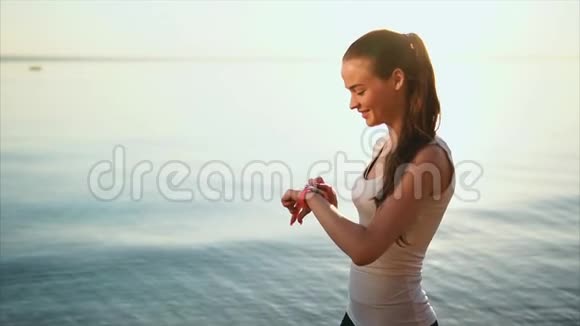 年轻的微笑的女人在网上用智能手表和她的朋友聊天视频的预览图