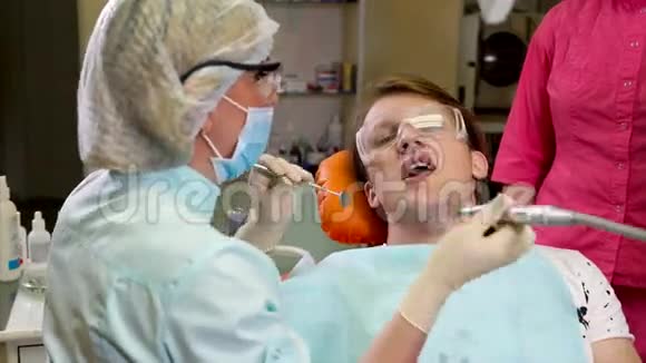 正骨桥治疗口腔护理病人的牙齿视频的预览图