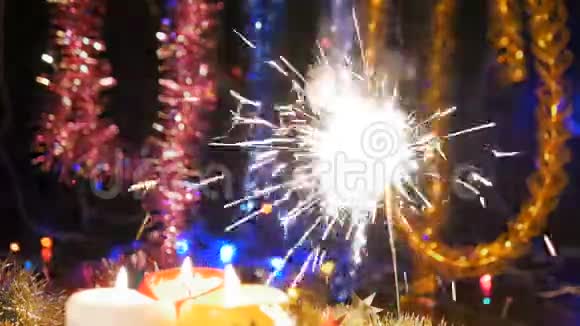 圣诞节的火花庆祝圣诞节新年的灯光闪烁视频的预览图