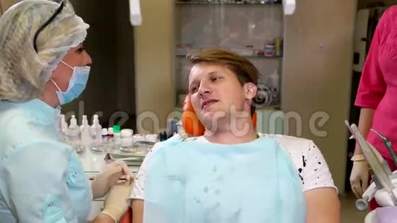 牙医在检查前与病人交谈视频的预览图