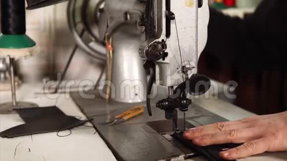 皮革工人正在使用缝纫机视频的预览图