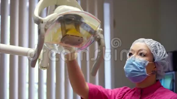 戴防护面罩的女医务人员视频的预览图