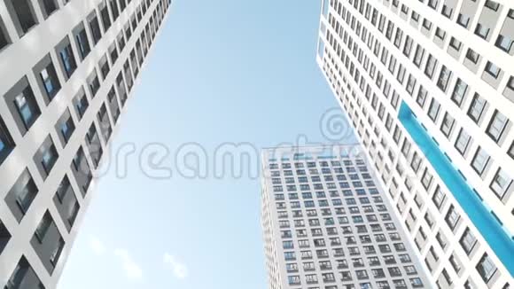 摩天大楼顶着蓝天框架下面的视图视频的预览图