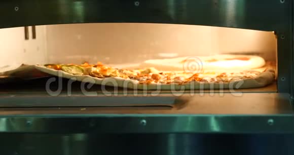 在烤箱里烤披萨加工烹饪视频的预览图